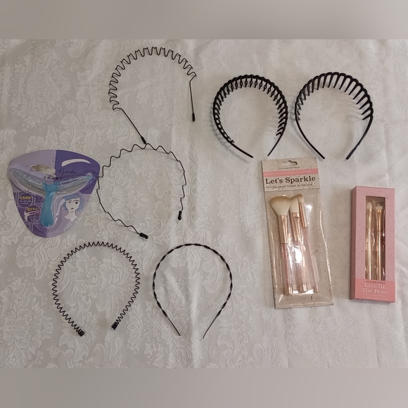 Set Of Headbands, Makeup Brushes And Eyebrow Shaping Template - Picture 2 of 13
